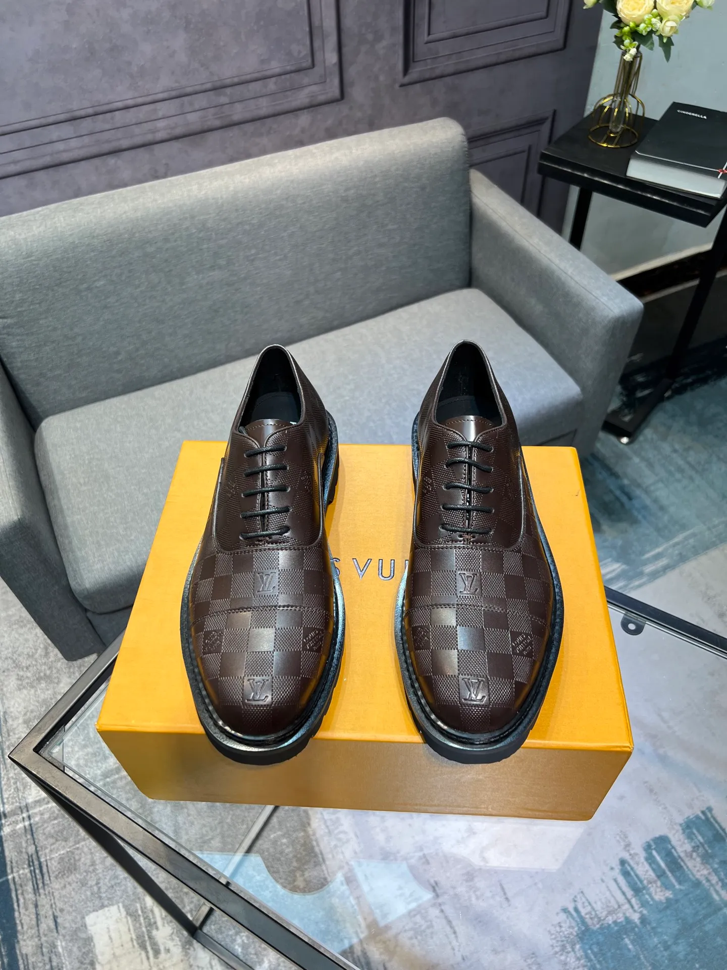 Men's shoes 💰820 [LV] - High-end quality - Upper: 🔝 tumbled cowhide, Nappa cowhide, brand logo sewn on shoe body - Lining: cowhide, foot pads; water-dyed cowhide - Outsole: TPR·rubber foam; two-color molded outsole -Super high quality control·Fine workmanship: highlighted (high-end·luxury·grade) -Size: 39-44 (38 45 can be customized)
